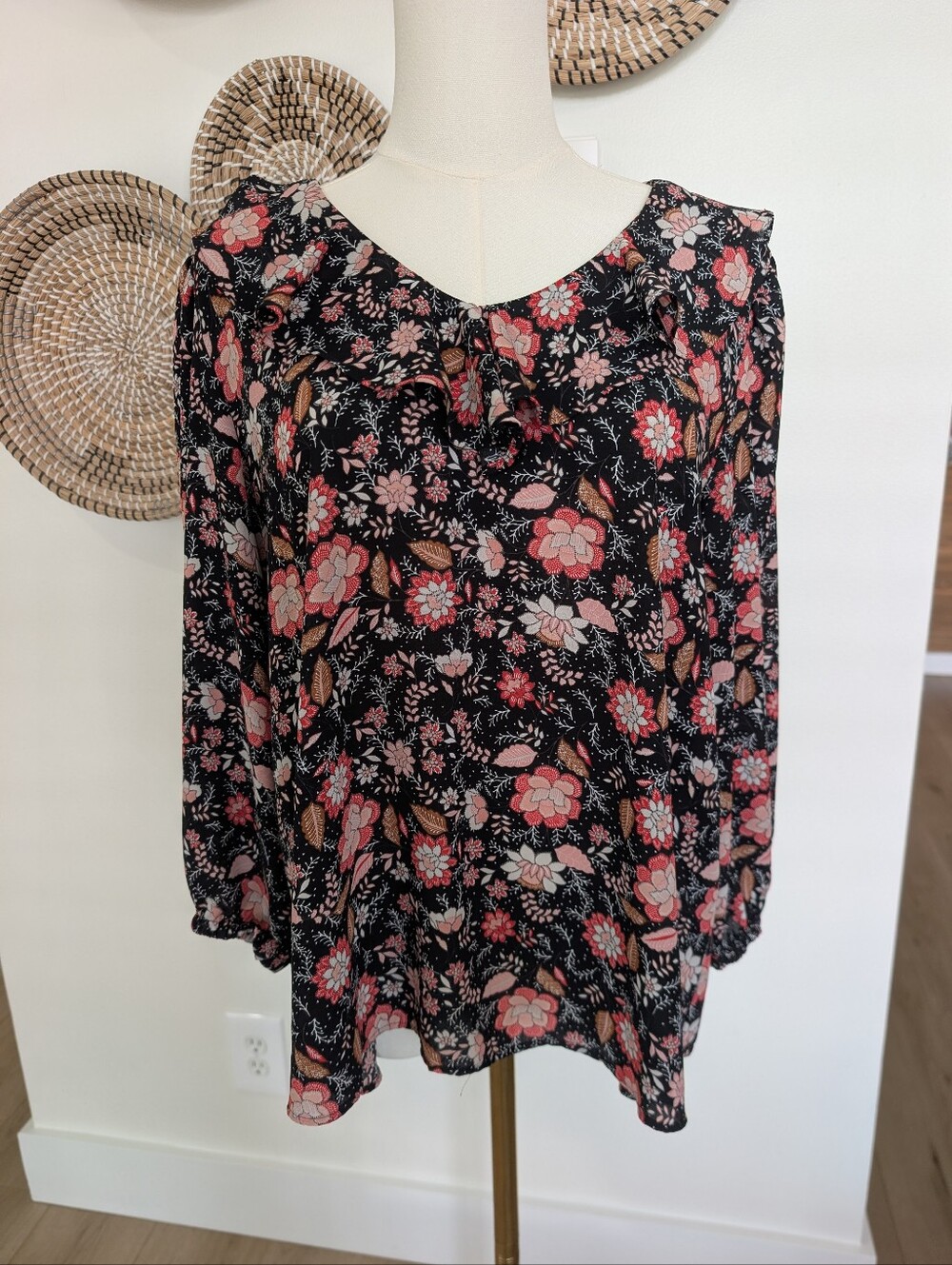 ​Loft Outlet Black Pink Floral Ruffle V-Neck 3/4 Sleeve Blouse Size M